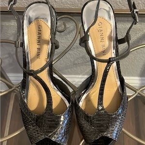 Gianni Bini Gray Patent & Suede T Strap platform Sandal Size 7